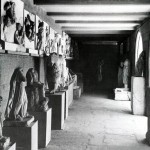 Музей Коринфа. Экспонаты в портике атрия. На стене - рельефы с изображением подвигов Геракла