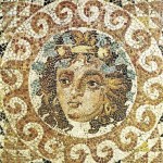 Музей Коринфа. Голова Диониса в центре мозаичного пола из римской виллы (2 век н.э.)